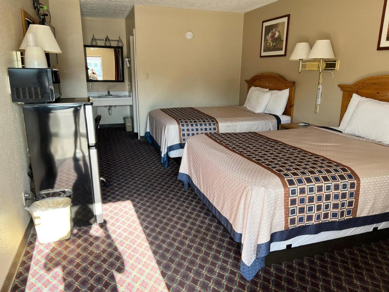 Economy Inn Маккук Екстериор снимка