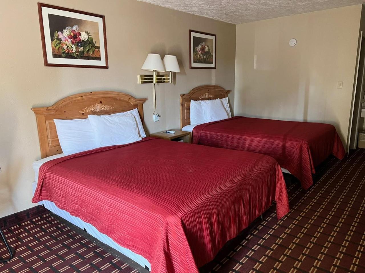 Economy Inn Маккук Екстериор снимка