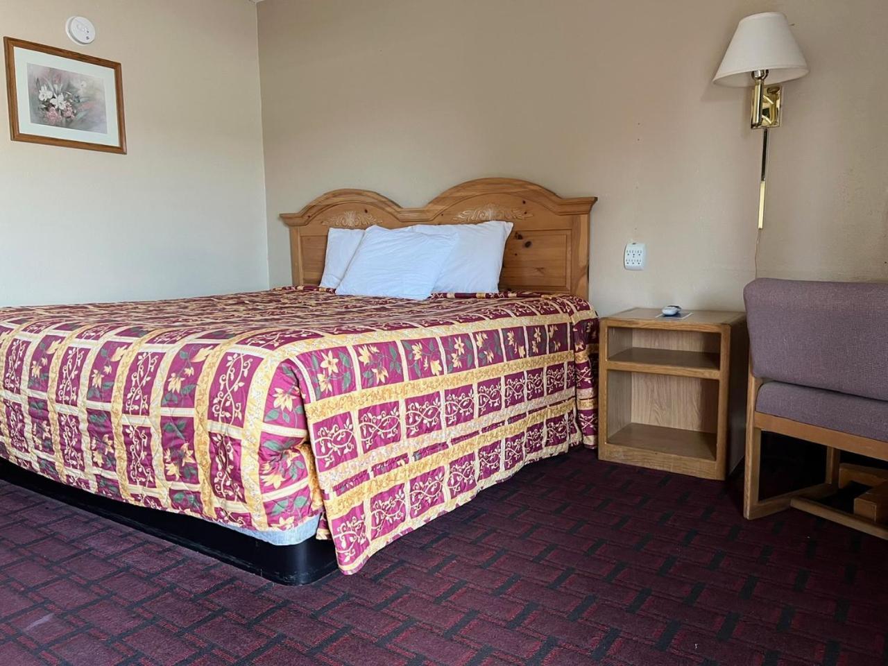 Economy Inn Маккук Екстериор снимка