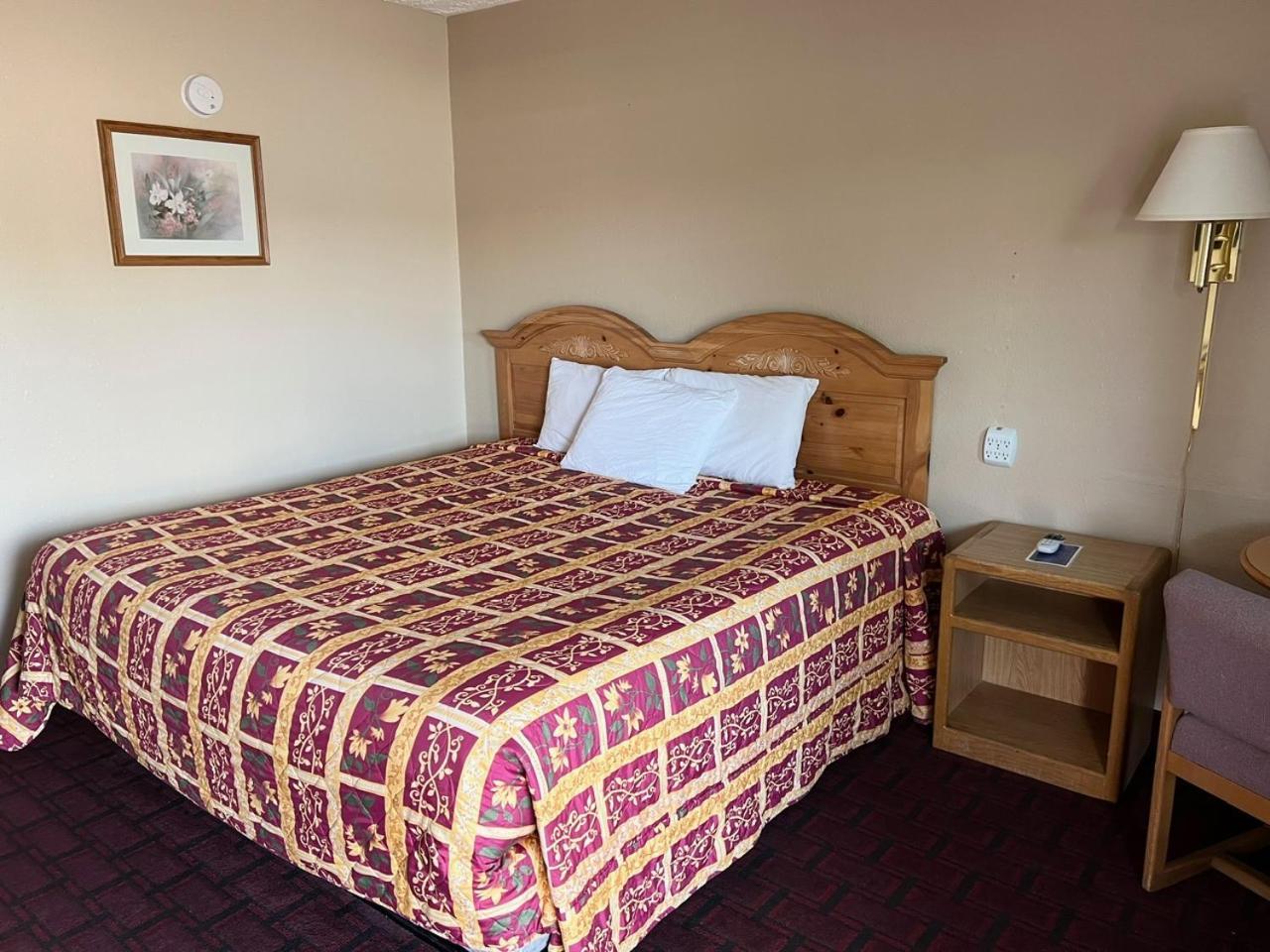 Economy Inn Маккук Екстериор снимка