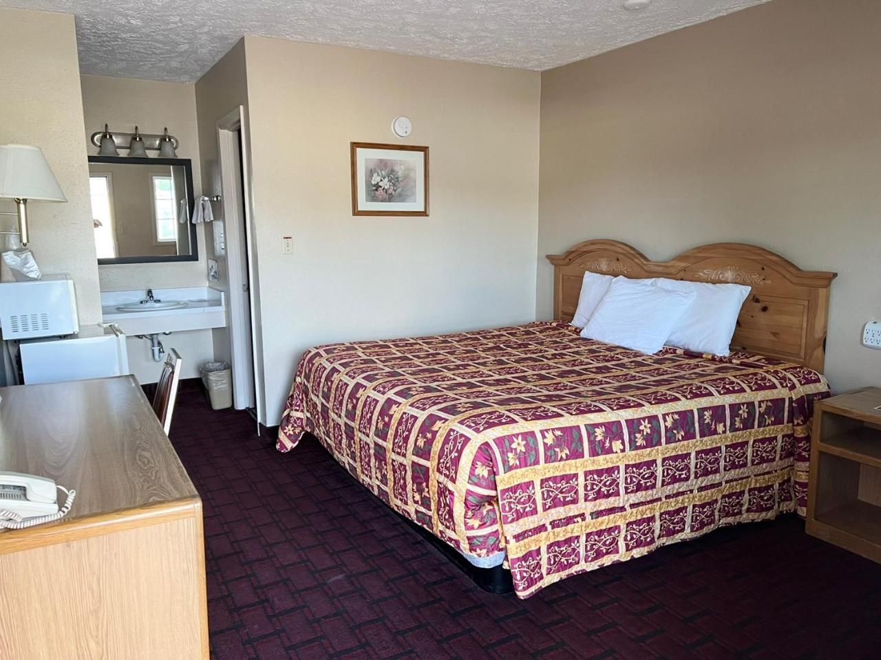 Economy Inn Маккук Екстериор снимка