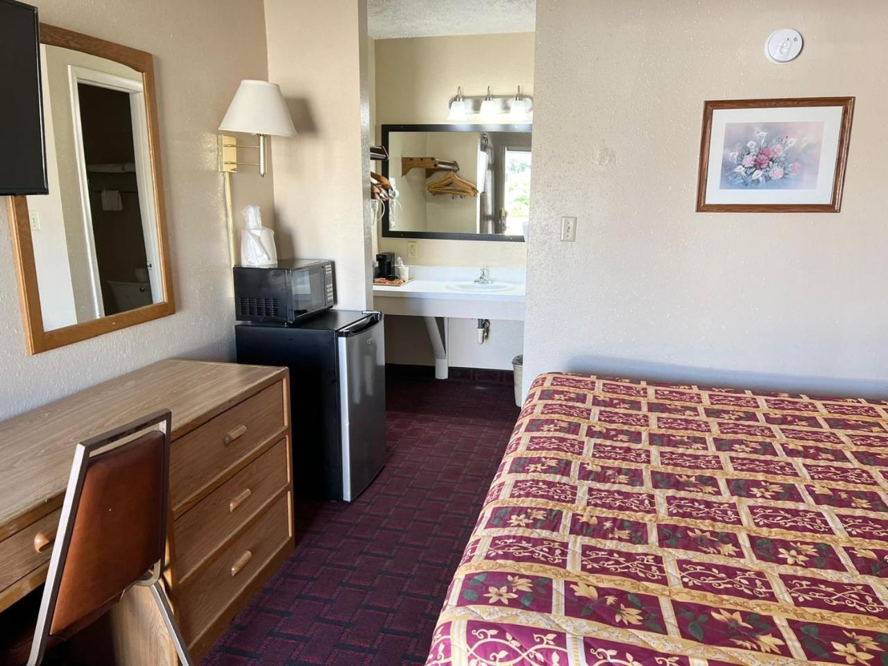 Economy Inn Маккук Екстериор снимка
