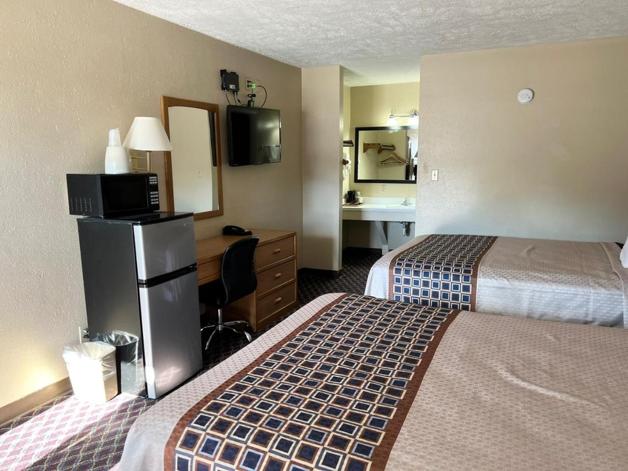 Economy Inn Маккук Екстериор снимка