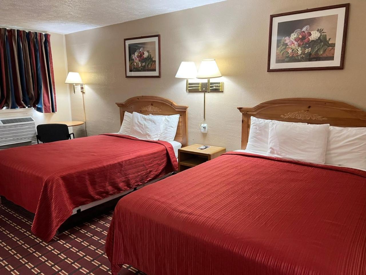 Economy Inn Маккук Екстериор снимка