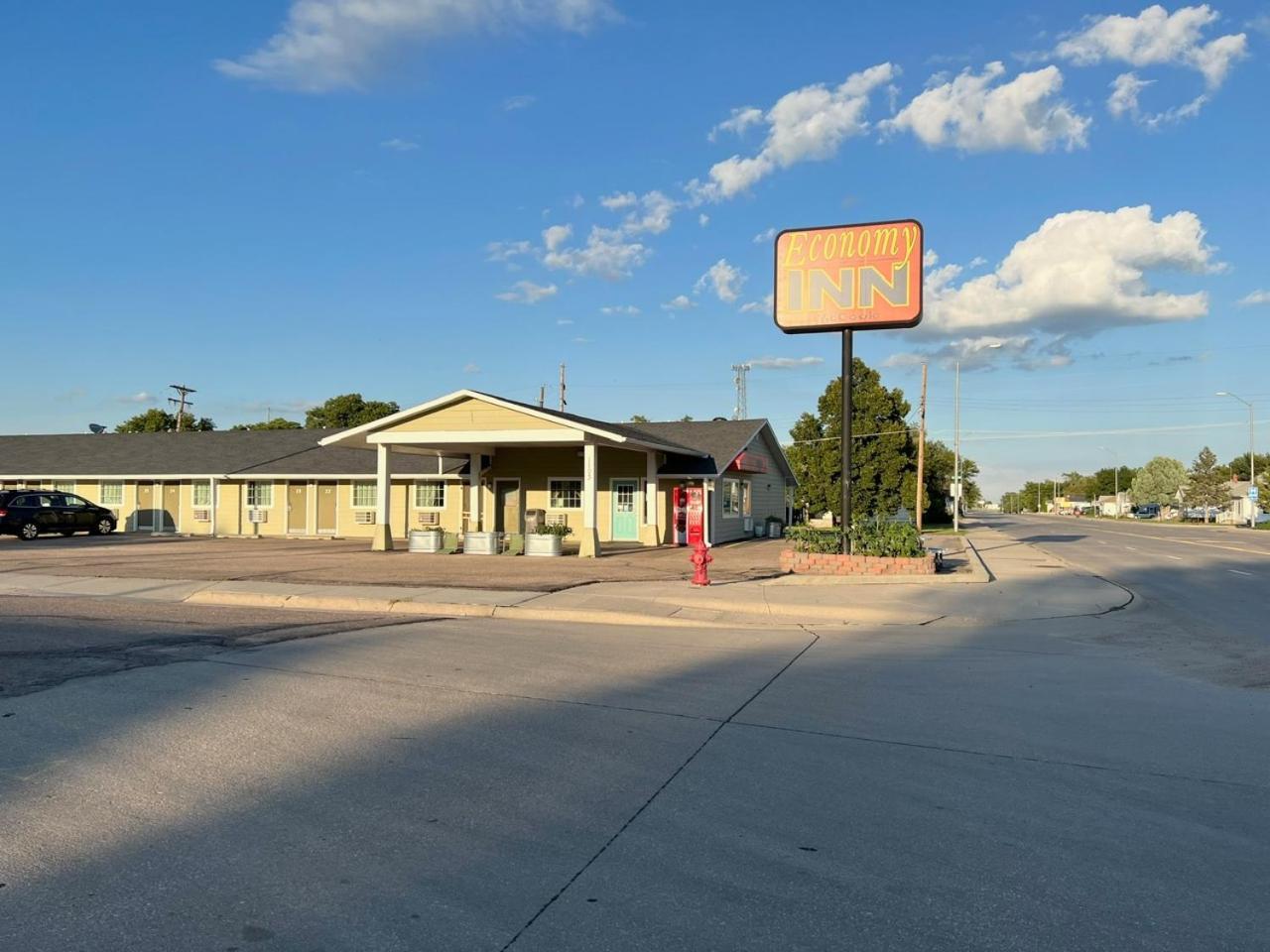 Economy Inn Маккук Екстериор снимка