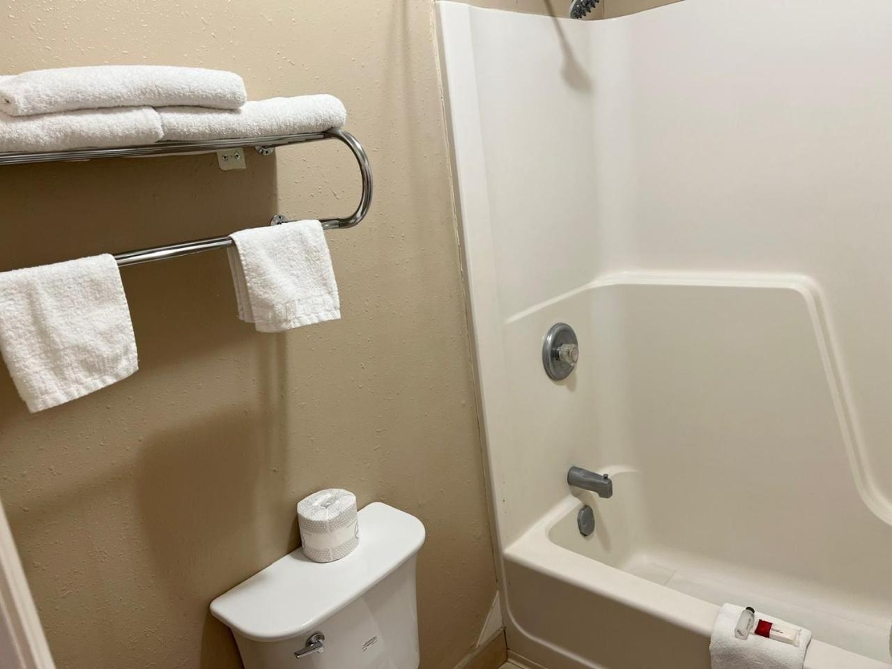 Economy Inn Маккук Екстериор снимка