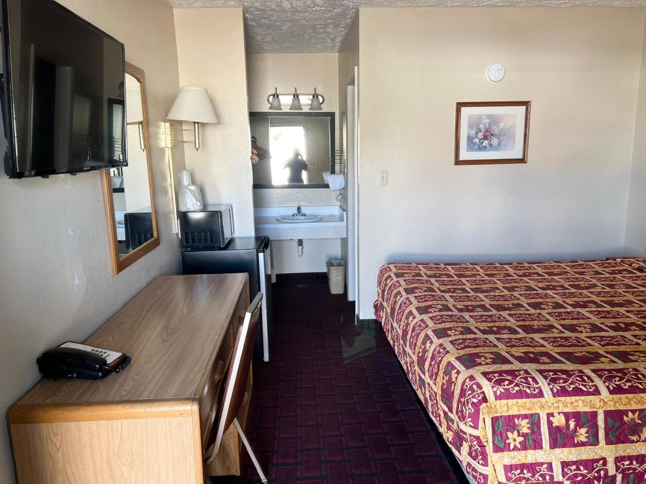 Economy Inn Маккук Екстериор снимка
