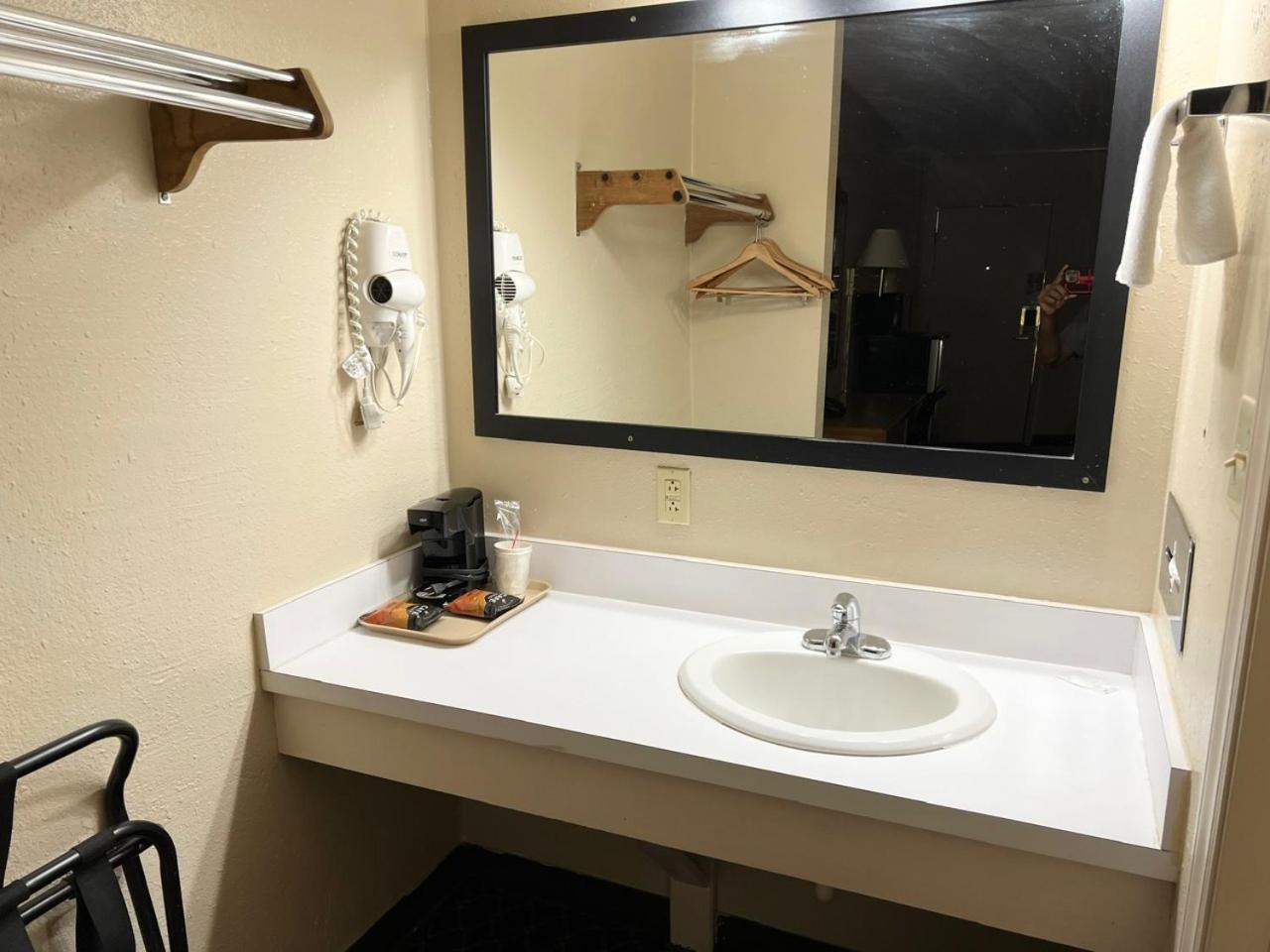 Economy Inn Маккук Екстериор снимка